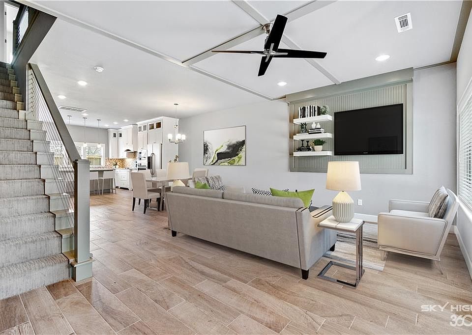 1st image of 422 SW Retreat Ln #1