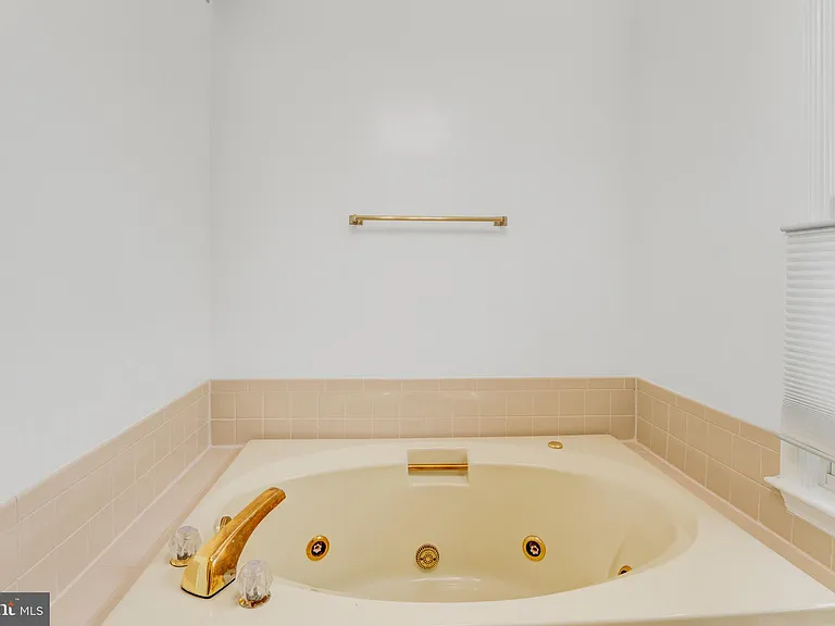10219 Aspen Willow Dr — Photo 13