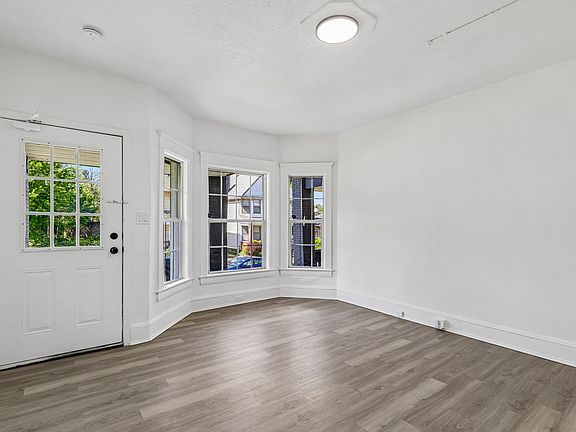 3rd image of 1825 Lakeview Rd #D