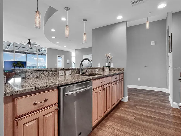 525 E Jackson St — Photo 39
