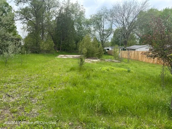 418 Locust St, Howard City, MI 49329