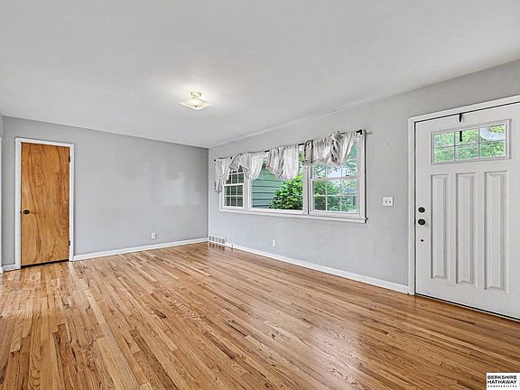 5th image of 6102 Oak St