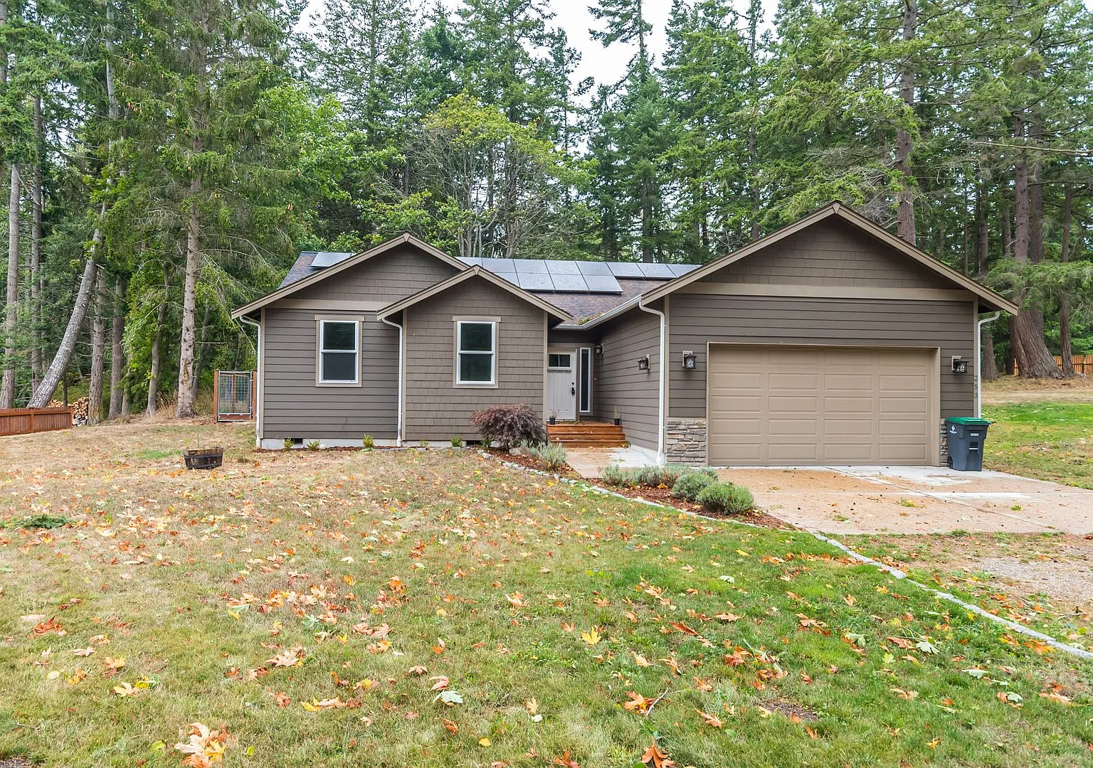 3 Bedroom, 2 Bath House with attached garage — Photo 1