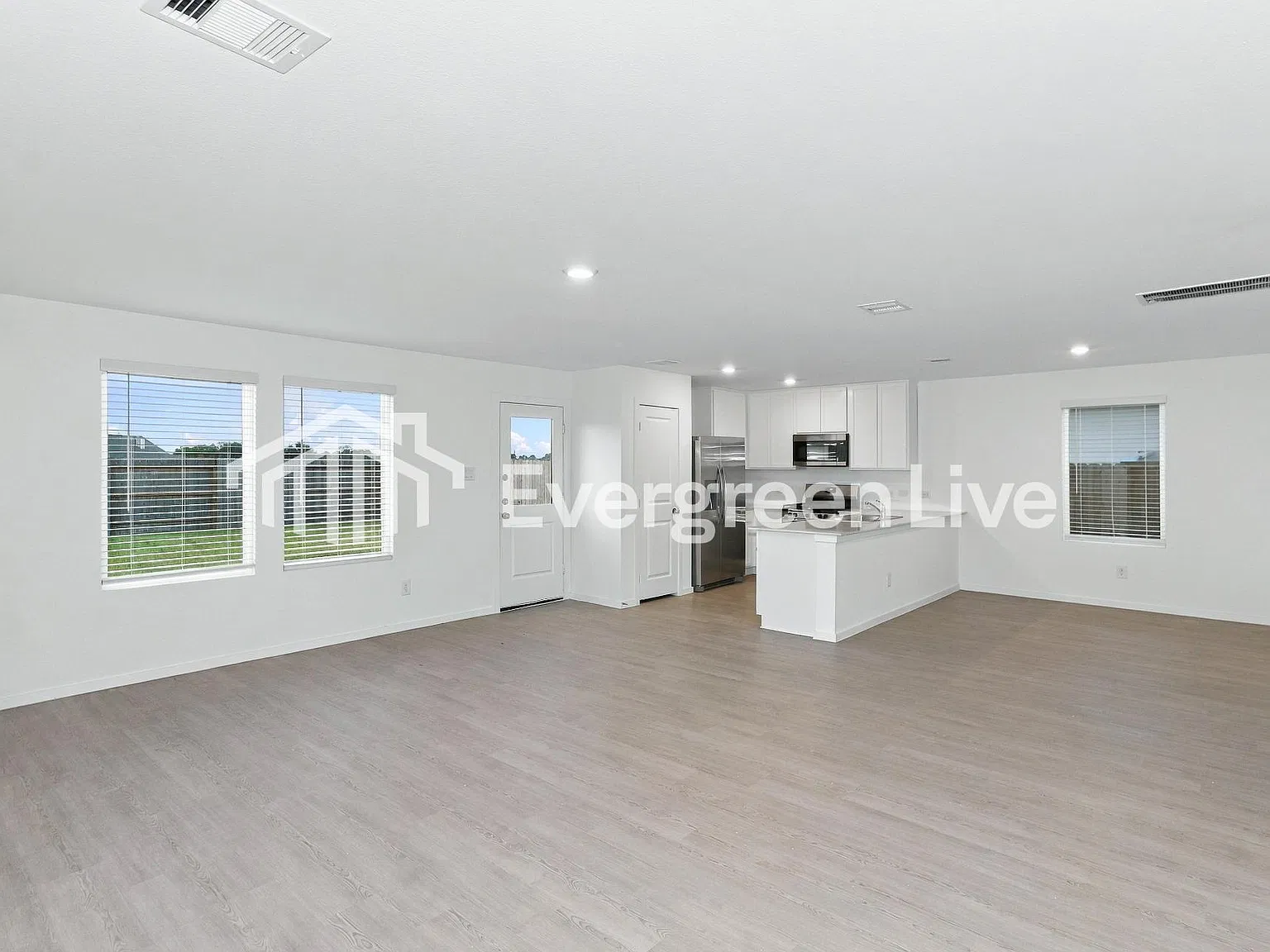 4 bed, 2.5 bath, 1954 sqft, $1,895 — Photo 4