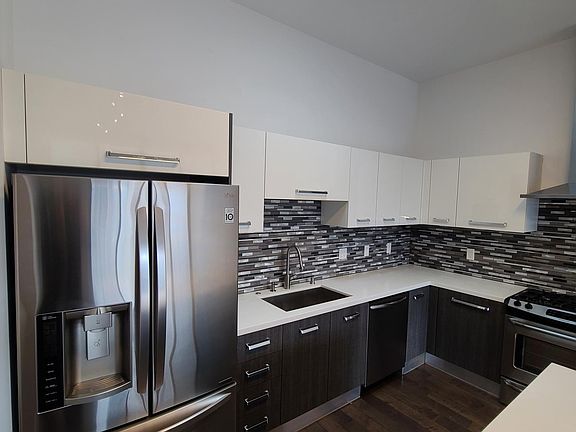 5th image of 433 Pine Ave Unit 401