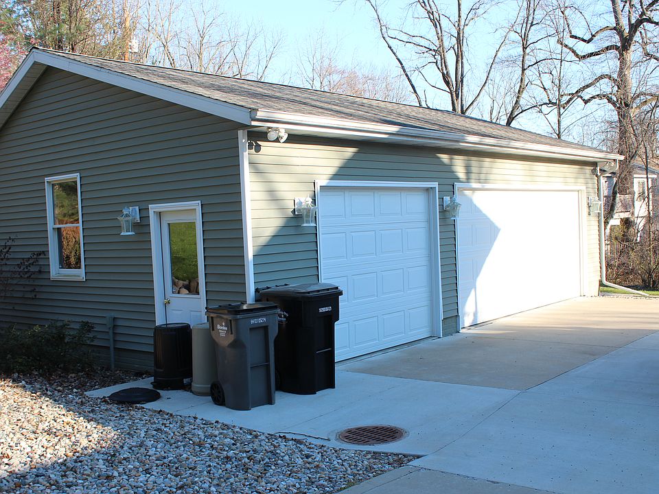 Detached 3-car garage