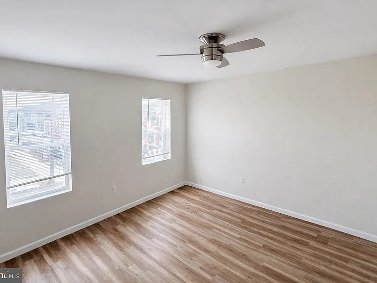 2600 E Hoffman St — Photo 12