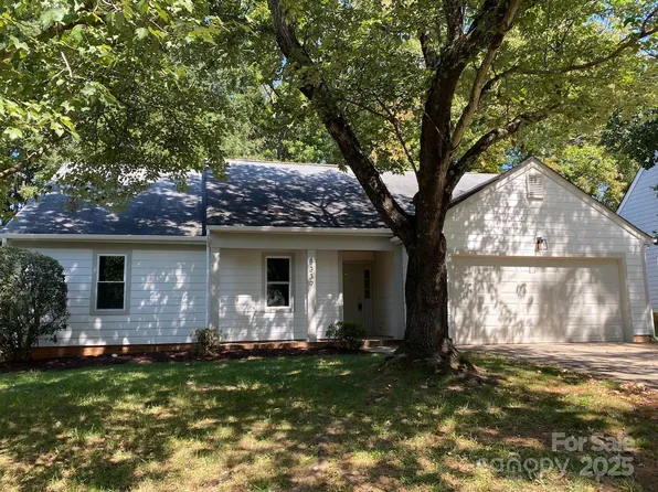8339 Houndstooth Dr, Charlotte, NC 28227