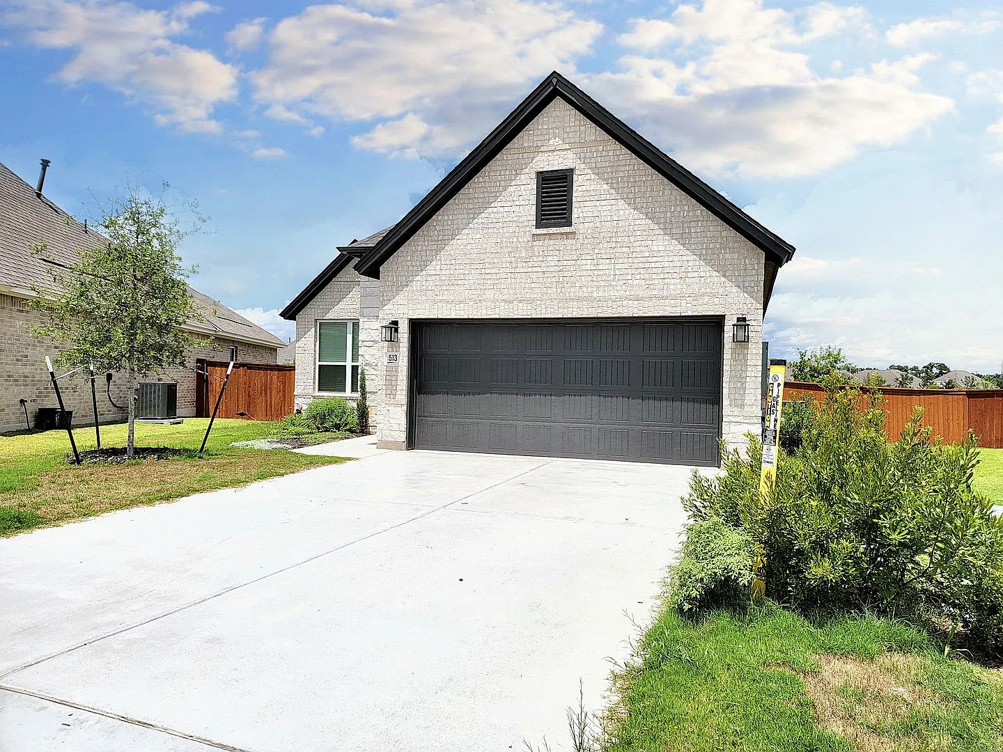Spacious 3BR, 2BA Home with 2-Car Garage in Georgetown! — Photo 2