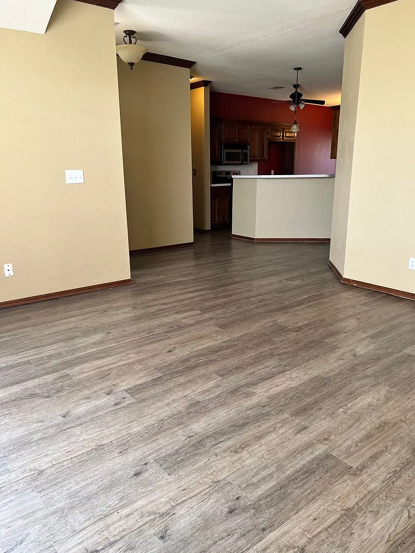 West side rental 3 bed/2 bath/2 car garage — Photo 2