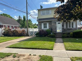 31 Garden Ct, New Hyde Park, NY 11040