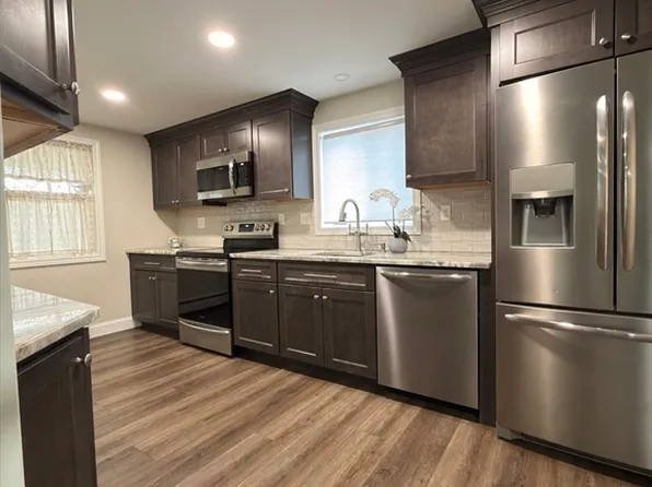 8 Alfred Pl, Woburn, MA 01801
