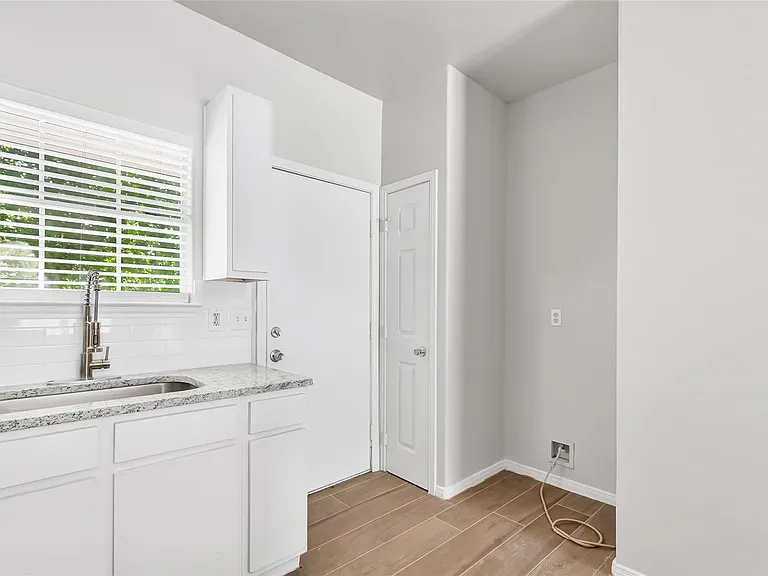 10445 Wicklowe St #1 — Photo 17