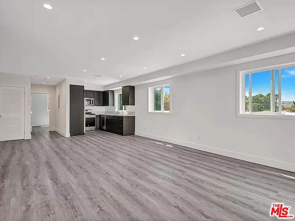3 bed, 3.5 bath, 2000 sqft, $4,200 — Photo 3