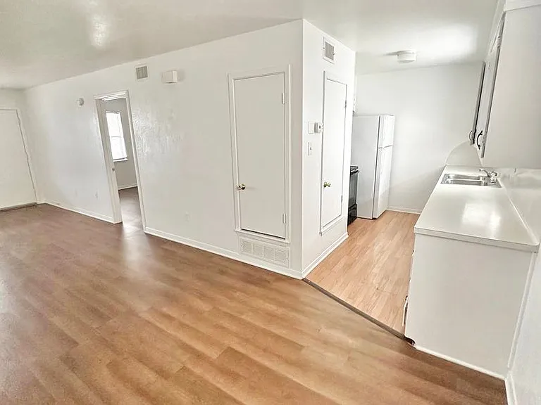 102 E Avenue A — Photo 14