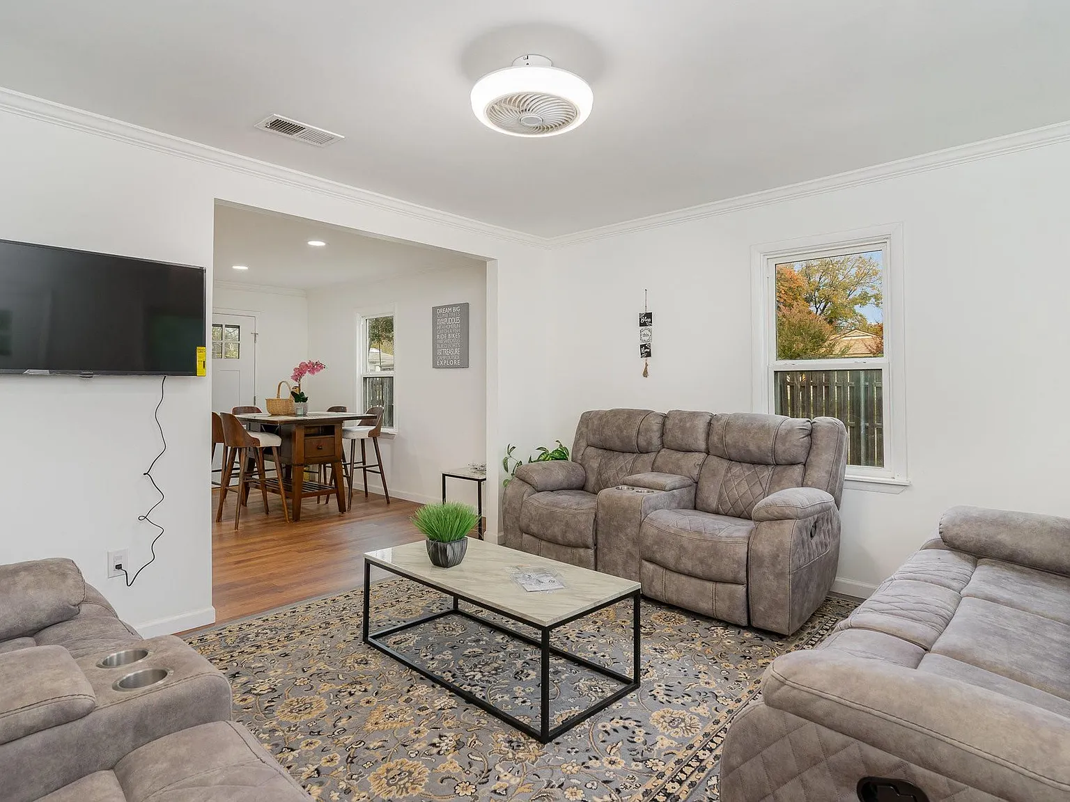 3 bed, 988 sqft, $2,200 — Photo 3