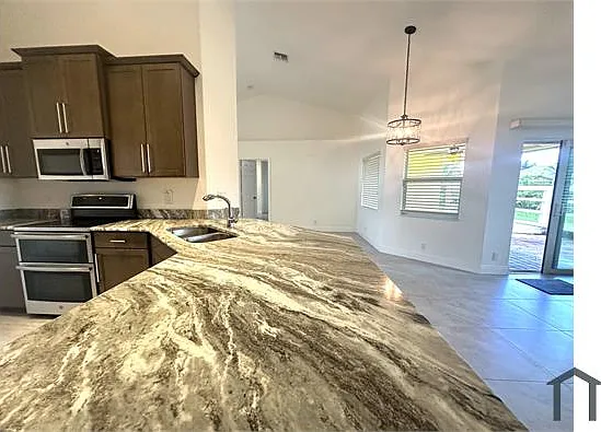 4 bed, 2449 sqft, $5,500 — Photo 4