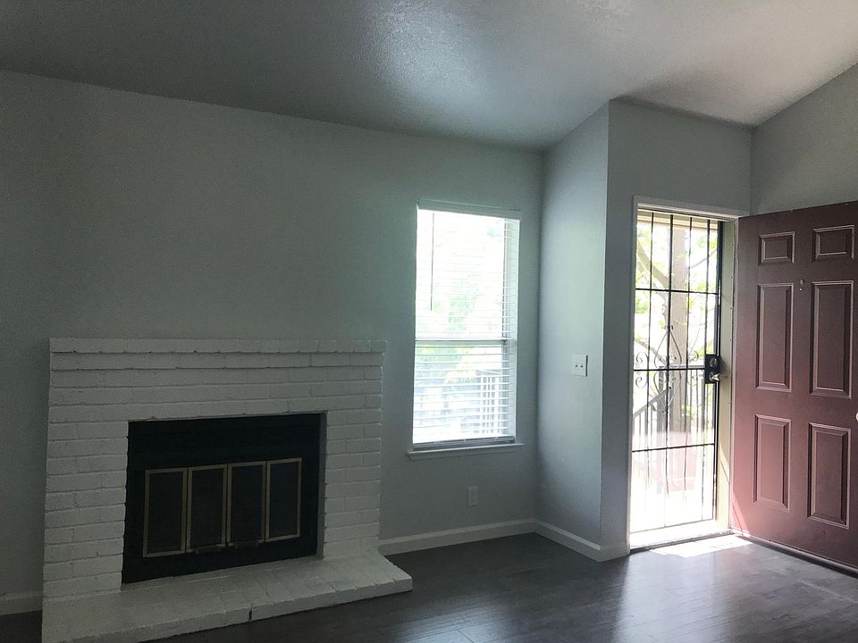 Entrance into Living room, it has a real fireplace, vaulted ceilings, plenty of light.