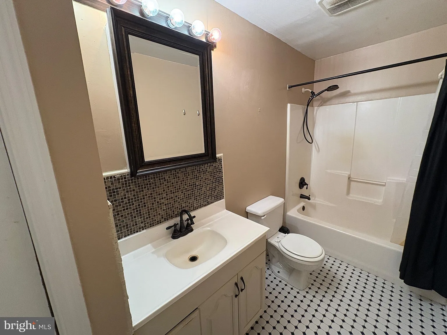 4 bed, 1774 sqft, $2,599 — Photo 4