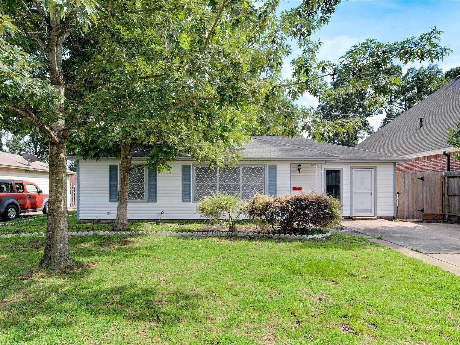 4 bed, 2.0 bath, 1258 sqft, $2,200 — Photo 2