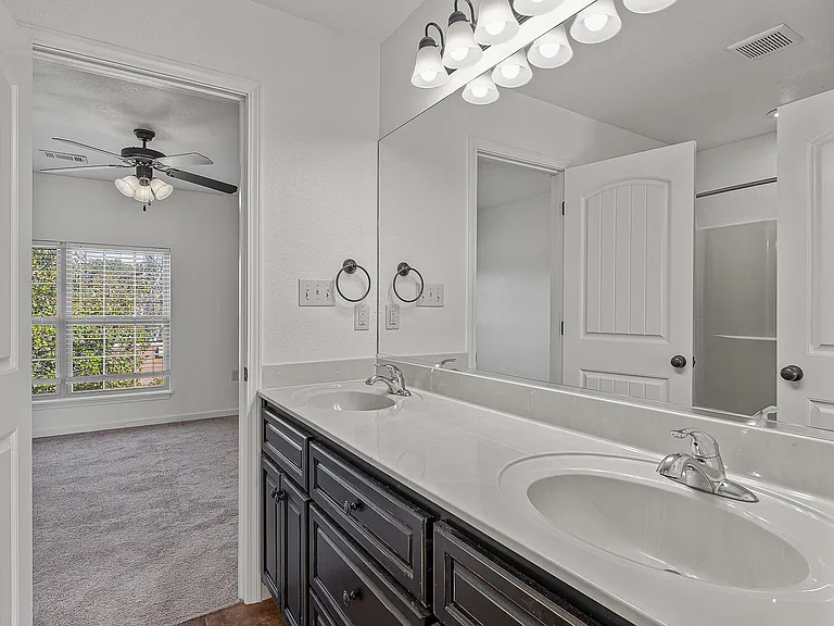 Upstairs Bathroom| Deerfield Crossing | Townhome
