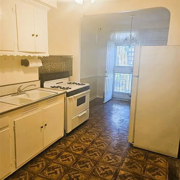 664 Remsen Ave — Photo 13