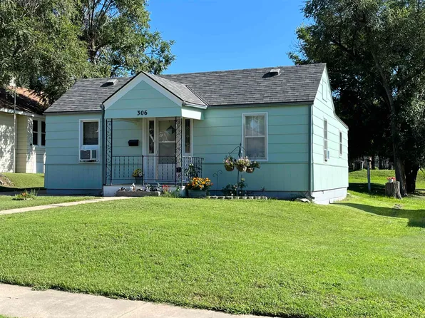 306 E 14th St, Ellis, KS 67637