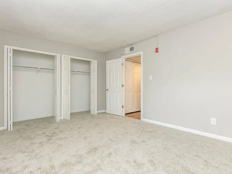 Kingston Pointe Apartments — Photo 8