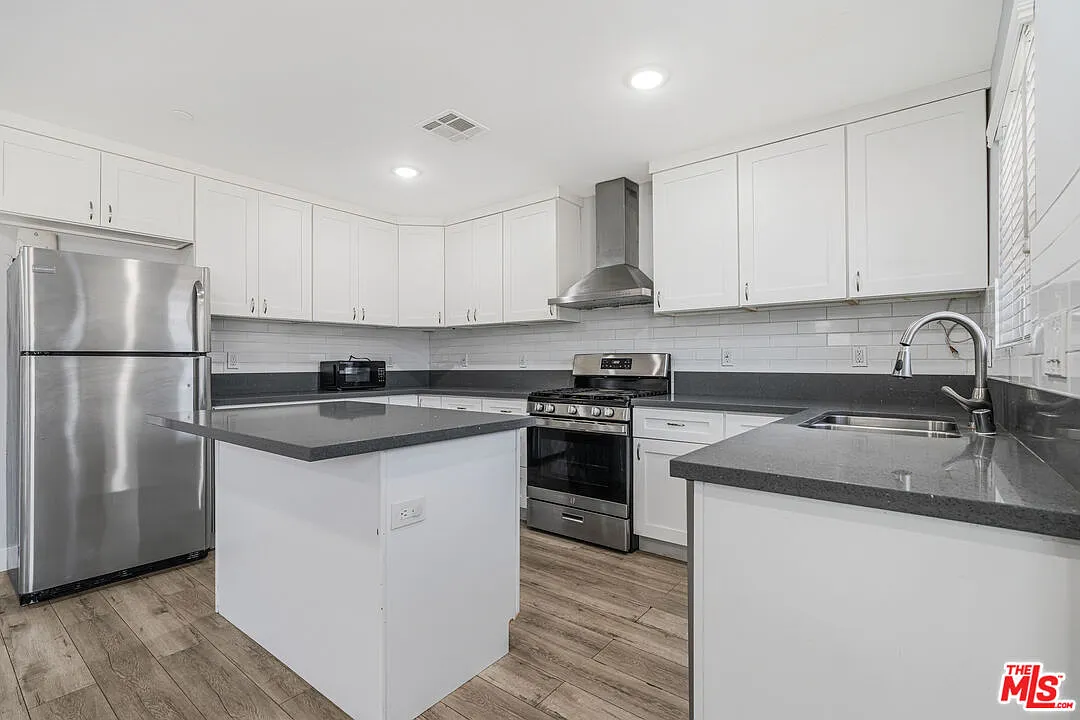 3 bed, 2.0 bath, 1600 sqft, $3,500 — Photo 2