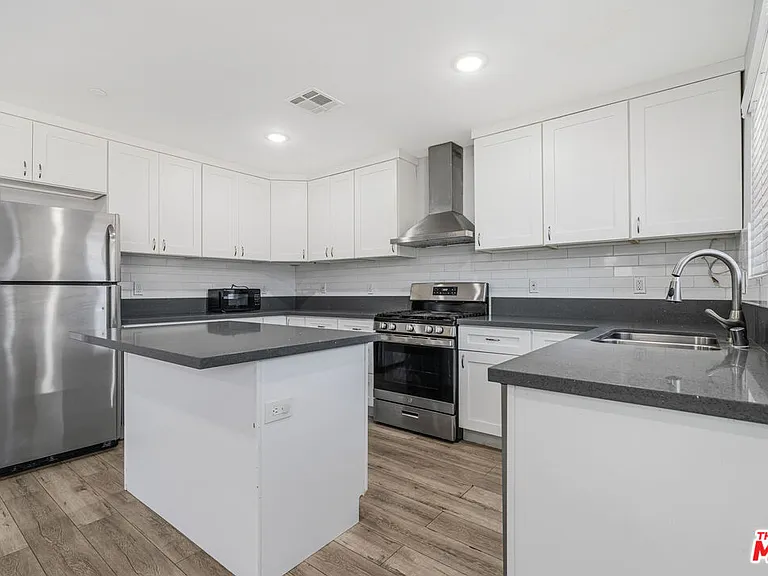 12000 Runnymede St #1 — Photo 2