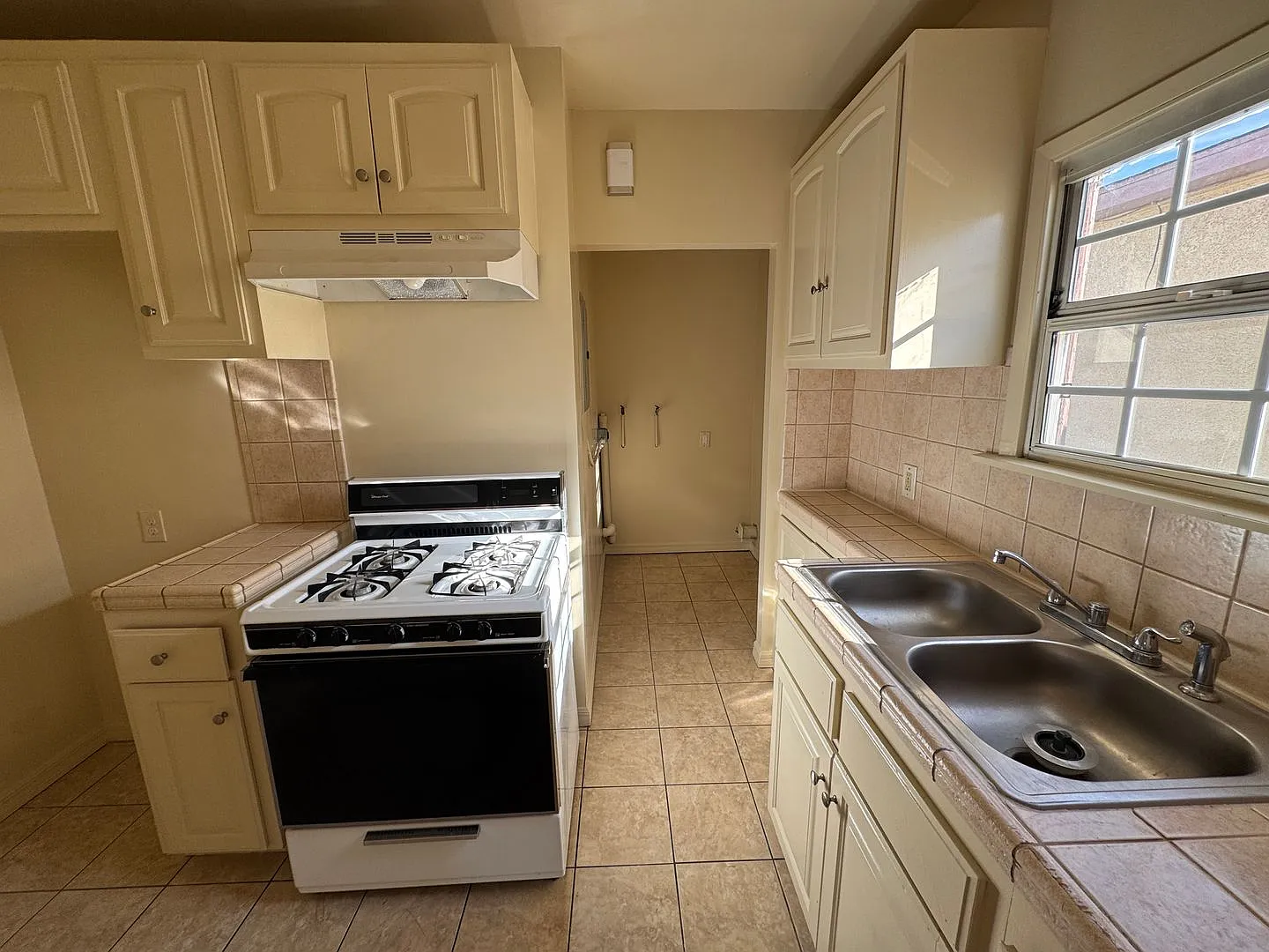 5314 S. Denker Avenue — Photo 2