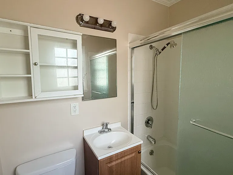 4112 W Victory Blvd — Photo 19