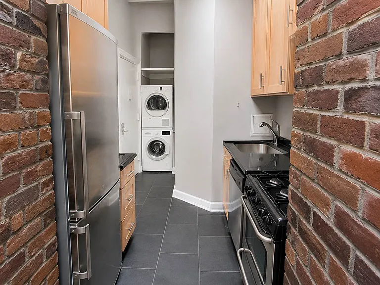 432 E 13th St #37 — Photo 4