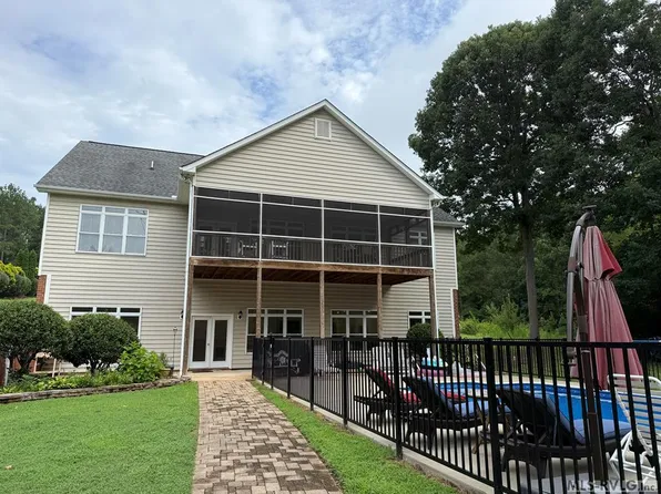 82 Portside Ln, Bracey, VA 23919