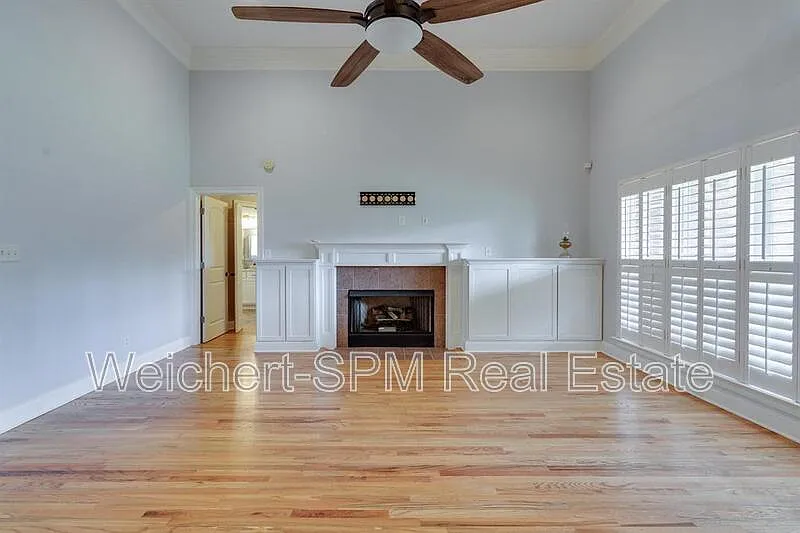 4 bed, 2.5 bath, 3296 sqft, $2,400 — Photo 2