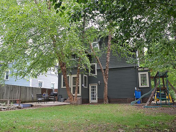 3rd image of 521 E 42nd St
