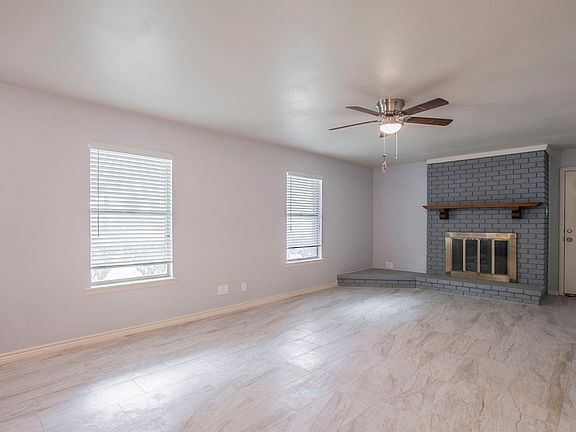 3rd image of 202 Live Oak Dr