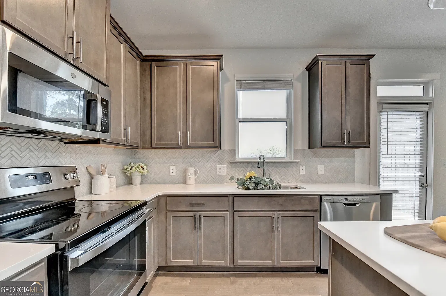 3 bed, 2.5 bath, 1774 sqft, $2,095 — Photo 2