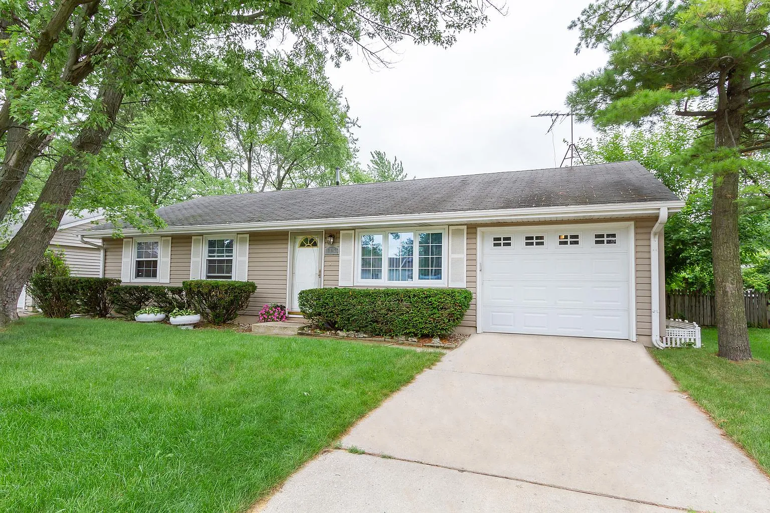 307 E Schaumburg Rd photo 1