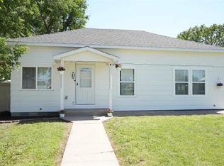 809 E 7th St, Cozad, NE 69130