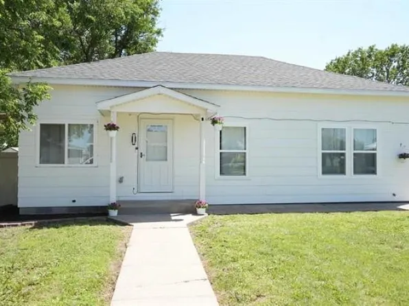 809 E 7th St, Cozad, NE 69130