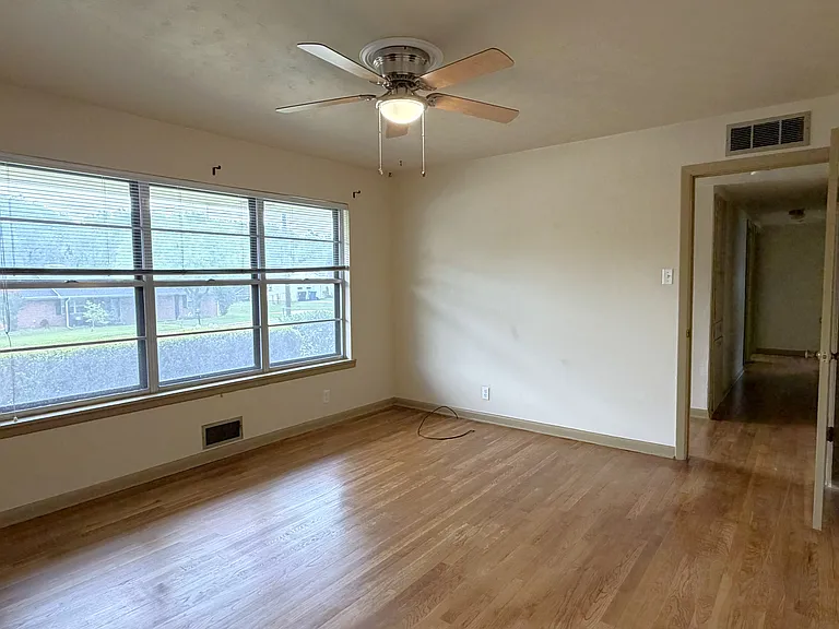 1805 Waterloo Ave — Photo 9