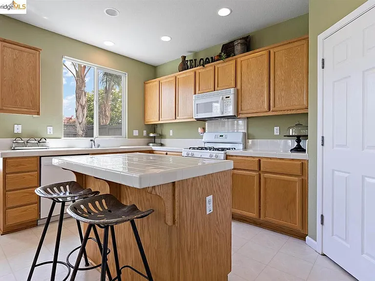 1208 Picadilly Ln — Photo 7
