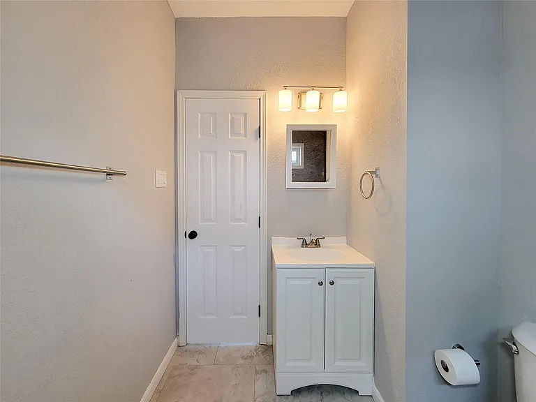 802 E 39th St — Photo 30