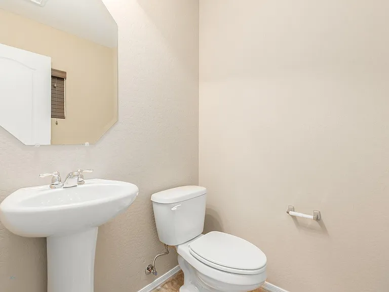 2562 E Vermont Dr — Photo 9