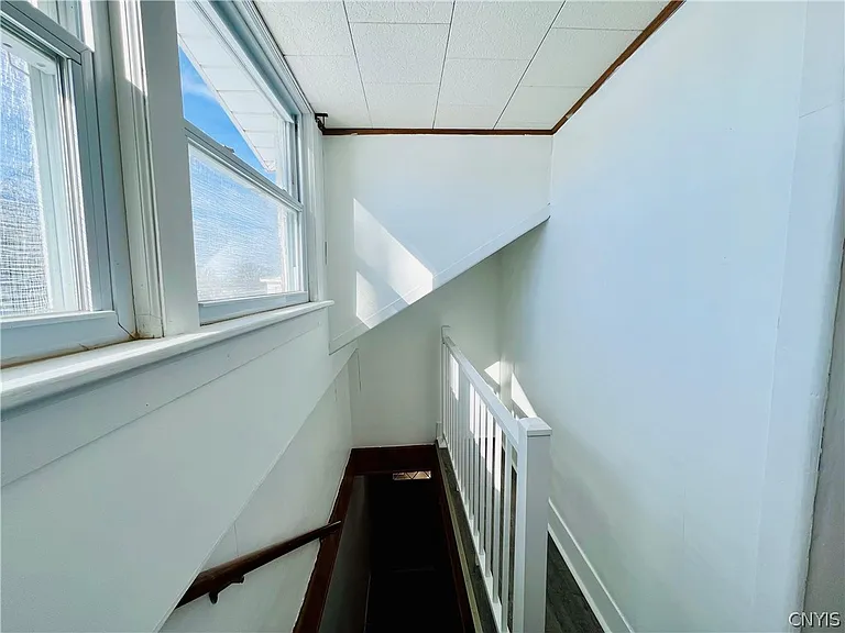 140 E Oneida St — Photo 21