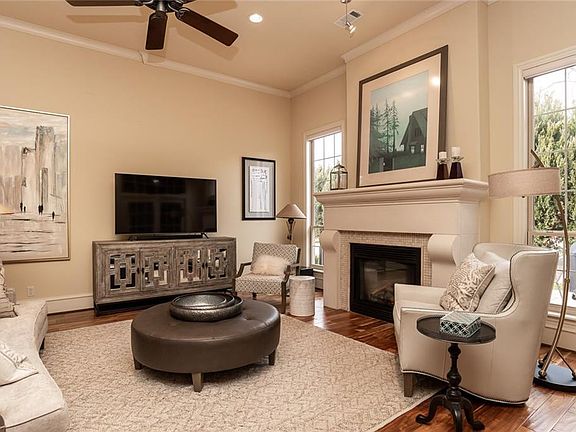 5th image of 903 NE Halifax Pl