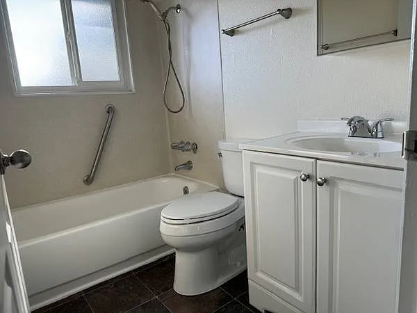 Hawthorne Villa Apartments — Photo 17