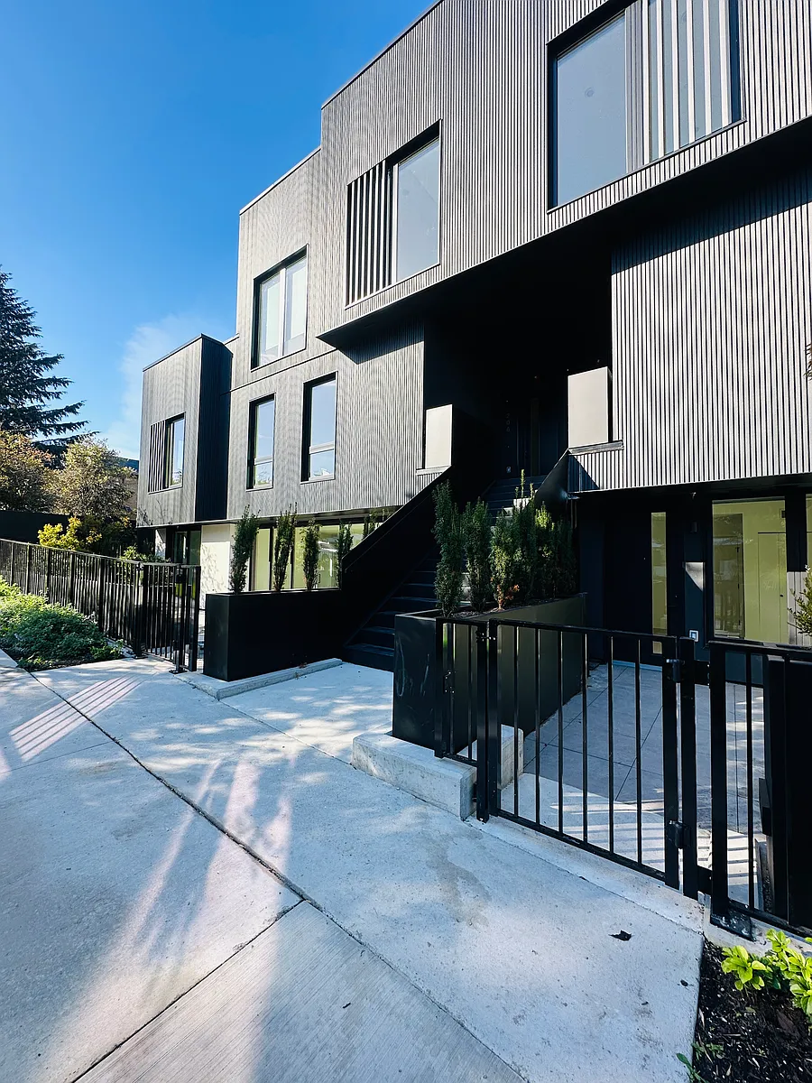 Building Photo - 561 W 28th Ave #112