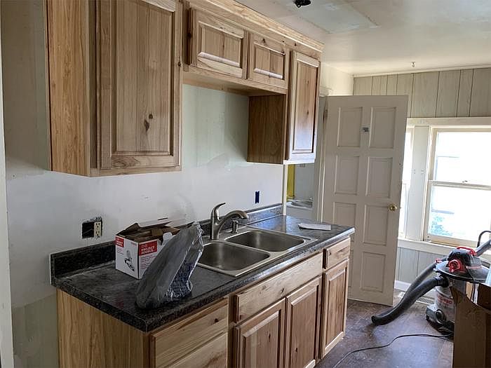 2nd image of 437 W 11th Ave